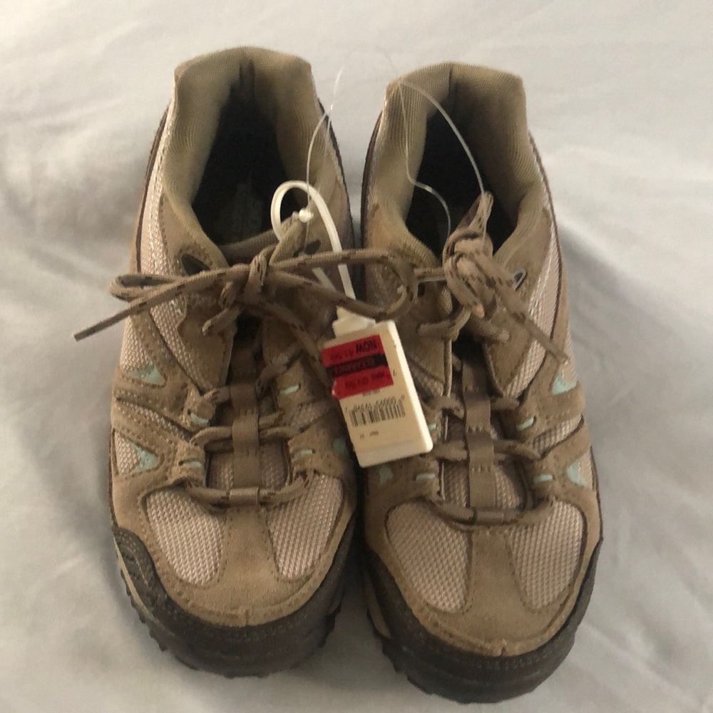 NWT New Balance sneakers. Size 7. Womens.
